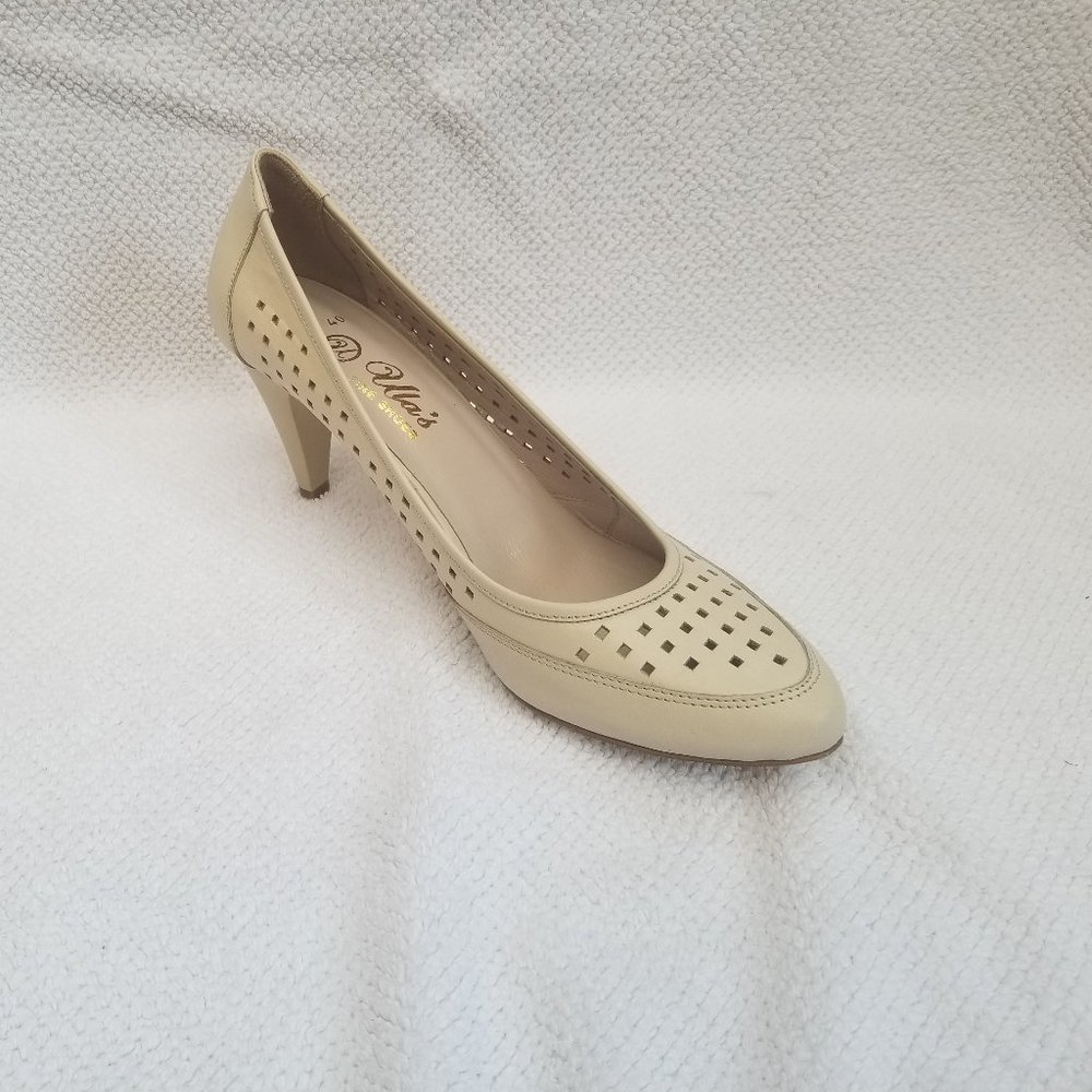 Smart short heels beige pumps.
